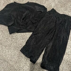 Matching set with twist detail